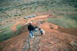 Die Aborigines nennen den Felsen Uluru und verehren ihn als heiligen Traumplatz.