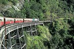 Eine der schnsten Bahnstrecken der Welt fhrt von Cairns nach Kuranda.