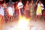 Hindus tanzen um ein Lagerfeuer