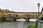 Die wohl berühmteste Brück in Florenz heißt Ponte Vecchio, was übersetzt die alte Brücke bedeutet. Und eben das ist sie auch, die älteste Brücke der Stadt Florenz.
