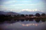 Annapurna-Range spiegelt sich im Phewa-See