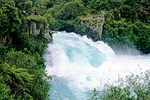 In der Nähe des Lake Taupo machen die Huka-Wasser¬fälle ihrem Namen alle Ehre, denn Huka bedeutet Schaum