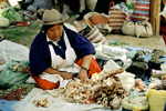 Dörrfleischverkäuferin auf dem Markt von Chincheros