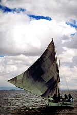 Fischerboot im Sturm auf dem Titicaca-See