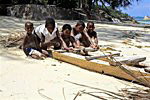 Spielende Kinder an einem Strand auf Praslin