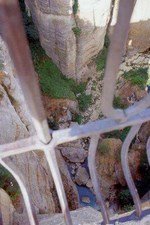 Blick von der Br&uuml;cke in Ronda (ca. 100m)