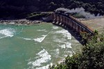 Die Strecke f&uuml;hrt durch dichte W&auml;lder, entlang von Felsklippen, passieren Tunnel, &uuml;berquert unz&auml;hlige Br&uuml;cken