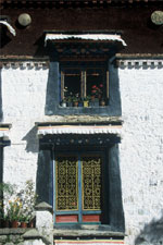 Fassade mit Blumenfenster